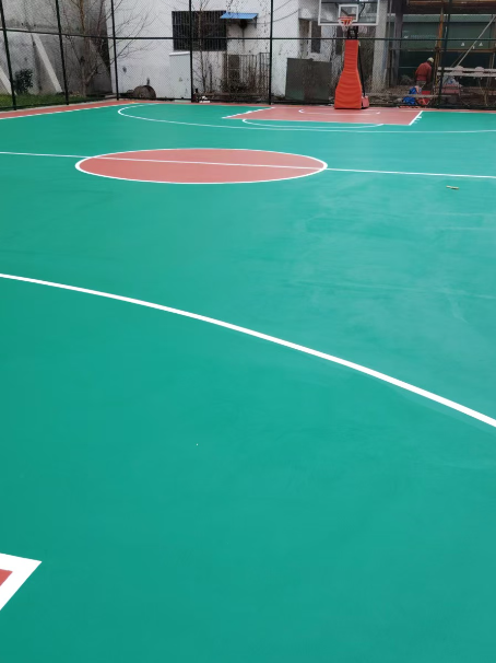 红岗 球场长期使用易出现地面开裂